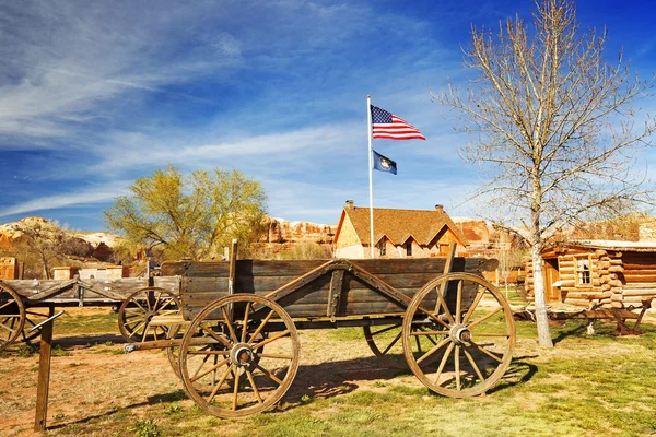 Oude houten wagen in een pionier dorp — Stockfoto