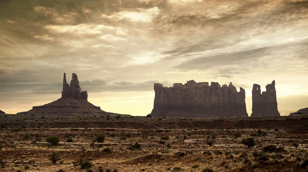 Sziklaalakzatok, monument Valley, drámai ég alatt — Stock Fotó