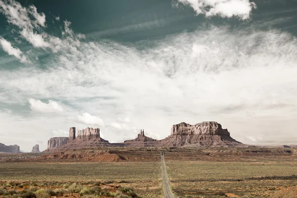 Blick auf die Wüstenautobahn in Richtung Monument Valley — Stockfoto
