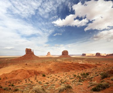bir bulutlu gökyüzü altında anıt Vadisi panoramik görünüm