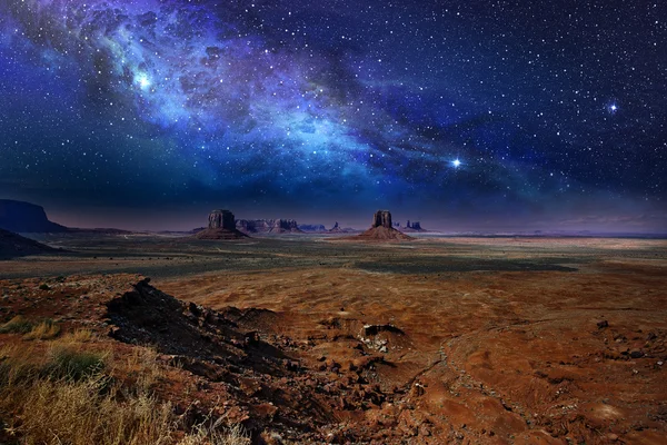 Csillagos éjszaka ég alatt a monument valley — Stock Fotó