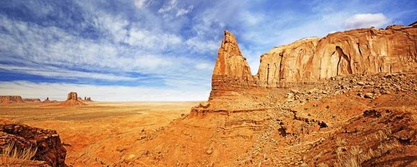 Panorámás kilátás nyílik a sivatagi táj monument Valley — Stock Fotó