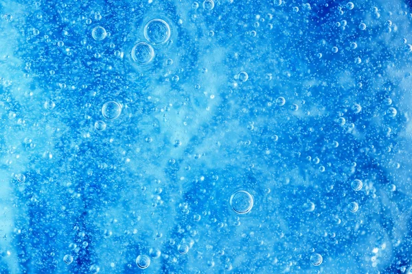 Water bubbels en druppels in een blauwe achtergrond — Stockfoto