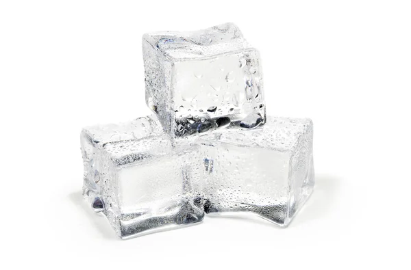 Close up de três cubos de gelo isolados sobre fundo branco — Fotografia de Stock