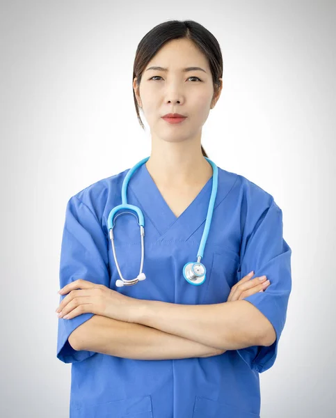 Kobieta Lekarz Niebieskim Fartuchu Laboratoryjnym Stetoskop Intensywnym Spojrzeniem — Zdjęcie stockowe