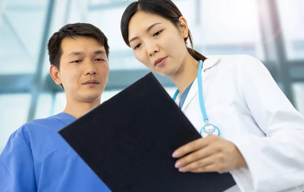 Asiatico Donna Medico Con Bianco Cappotto Stetoscopio Insieme Con Uomo — Foto Stock