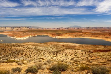 Powell Gölü ve Arizona Çölü 'nün mavi gökyüzü altındaki panoramik manzarası