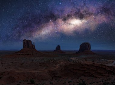 Anıt Vadisi 'ndeki Samanyolu' nun kemeri. Geceleri Arizona ikonik manzarası.
