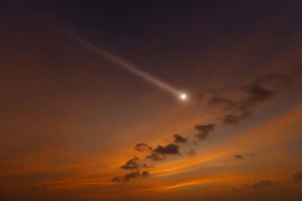 Φωτεινό Πεφταστέρι Στο Ηλιοβασίλεμα Συννεφιασμένο Ουρανό — Φωτογραφία Αρχείου