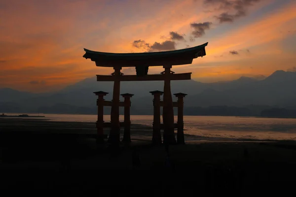 Silhuoette Itsukushima Torii Flotante Atardecer Isla Miyajima Hiroshima Japón —  Fotos de Stock
