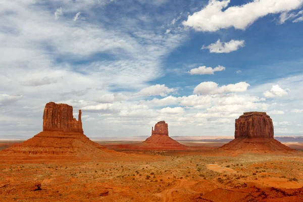 Monument Valley Formações Rochosas Icônicas Sob Céu Azul Nublado Navajo — Fotografia de Stock