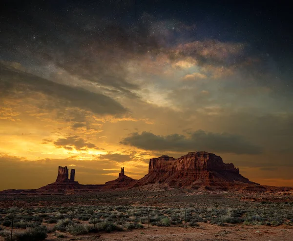 Drámai Szürkületi Fenséges Homokkő Képződmények Monument Valley Nemzeti Parkban — Stock Fotó