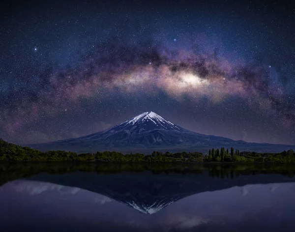 富士山上方的银河拱顶映照在湖水中 日本美丽的夜景 — 图库照片#