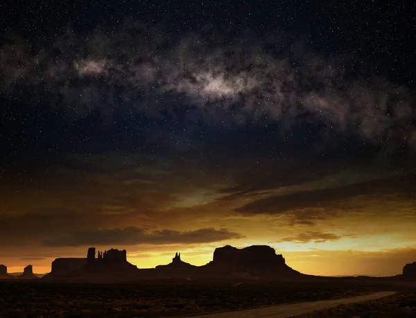 Woestijn Landschap Monument Valley Onder Een Sterrenhemel Met Sterrenstelsel Melkweg — Stockfoto
