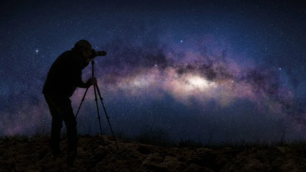 Silhouet Van Een Fotograaf Die Melkweg Fotografeert Een Sterrenhemel — Stockfoto