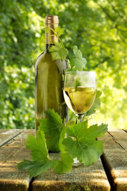 beyaz şarap ve Asma yaprakları kırsal bir sahne
