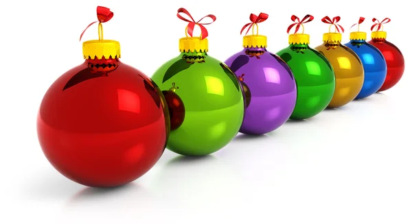 Rij van gekleurde kerstballen op witte achtergrond — Stockfoto