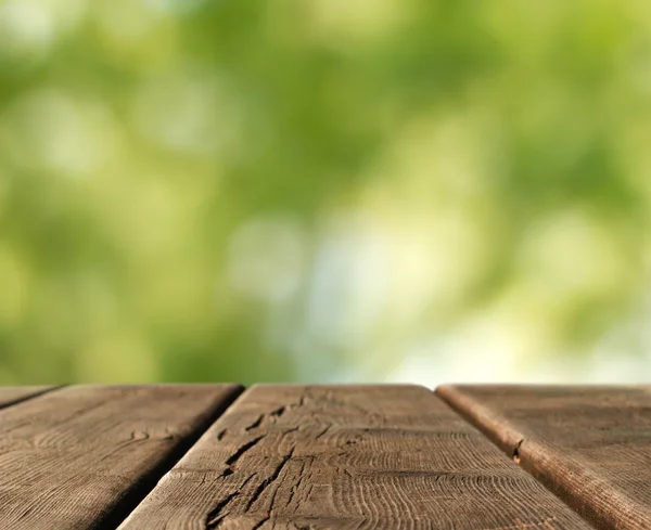 Piano d'appoggio in legno in un paesaggio di campagna sfocato — Foto Stock