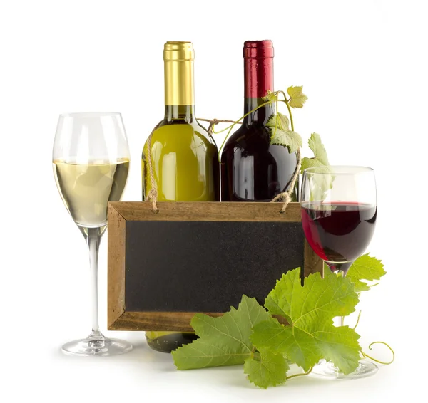 Botellas de vino, anteojos de vino y pizarra pequeña sobre fondo blanco — Foto de Stock