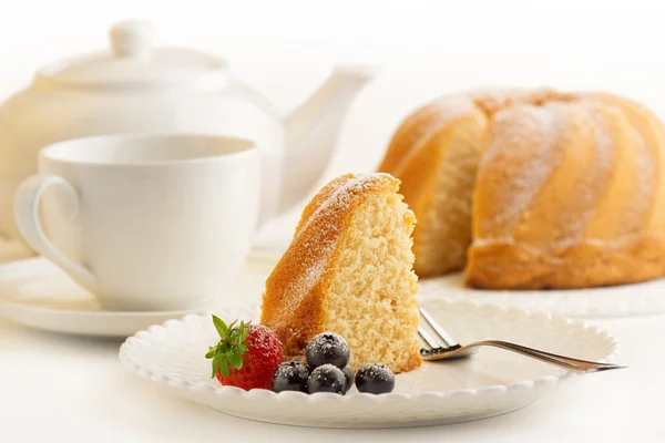 Tranche de gâteau éponge et porcelaine blanche — Photo