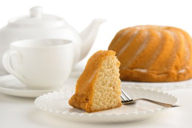 kek, fincan çay ve beyaz zemin üzerine çaydanlık