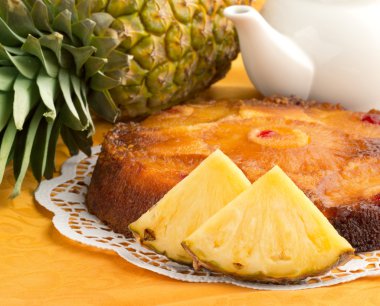pasta ve taze ananas portakal masa örtüsü üzerinde aşağı ters