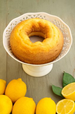 halka şeklinde pasta ve limon ahşap tablo