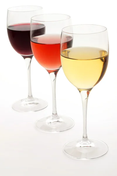 Три бокала вина изолированы на белом фоне — стоковое фото