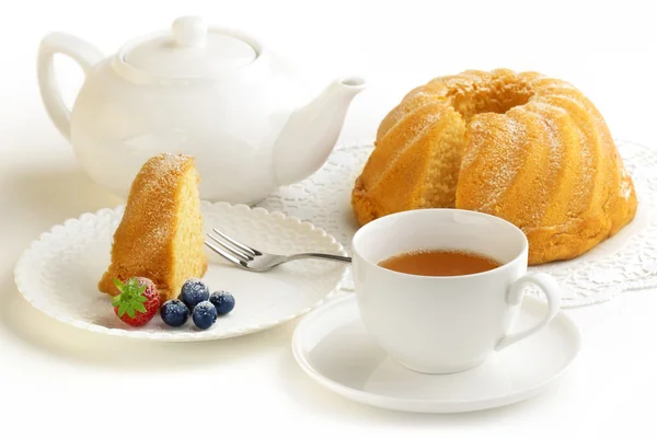 Домашний торт, чашка чая и чайник — стоковое фото