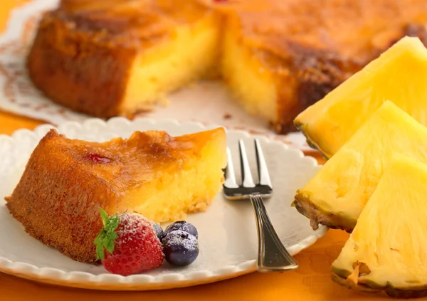 Stuk van ananas taart en verse ananas — Stockfoto