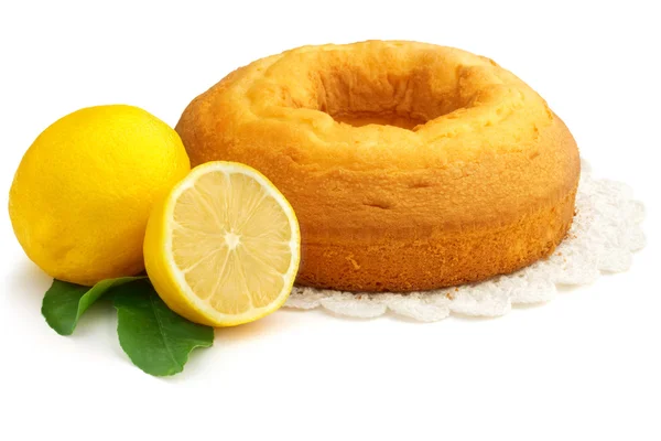 Torta fatta in casa e limoni su sfondo bianco — Foto Stock