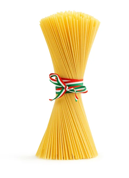 Un mazzo di spaghetti isolati su fondo bianco — Foto Stock