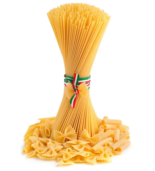 白い背景の上のスパゲッティとパスタの種類の束 — ストック写真