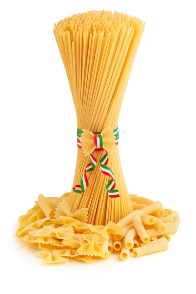 Mazzo di spaghetti e tipi di pasta su fondo bianco — Foto Stock