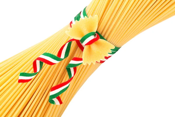 Un mazzo di spaghetti e farfalle legati da una striscia tricolore — Foto Stock