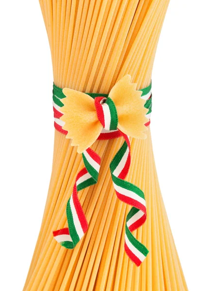 Un mazzo di spaghetti e farfalle legati da una striscia tricolore — Foto Stock