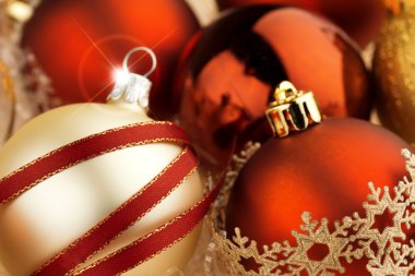 Noel baubles ve kurdeleler ile yakından