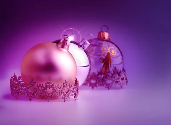 Natal bugiganga e listras decorativas em fundo violeta — Fotografia de Stock