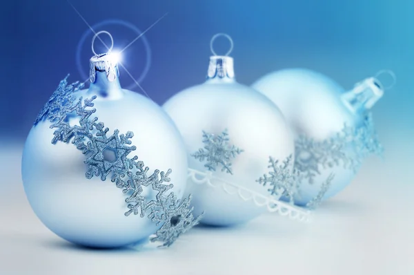 Bauble Natale e strisce decorative su sfondo azzurro — Foto Stock