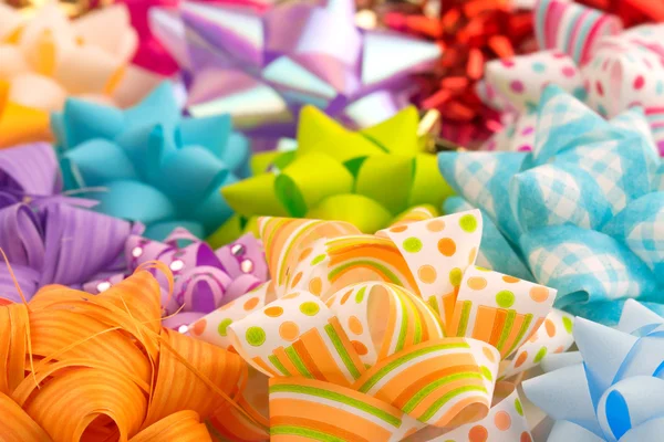 Montón de arcos de regalo, de colores y decorados —  Fotos de Stock