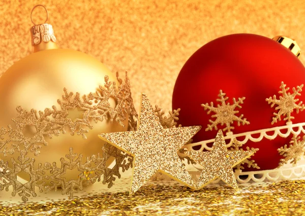 Natal bugigangas e fitas decorativas em fundo brilhante — Fotografia de Stock