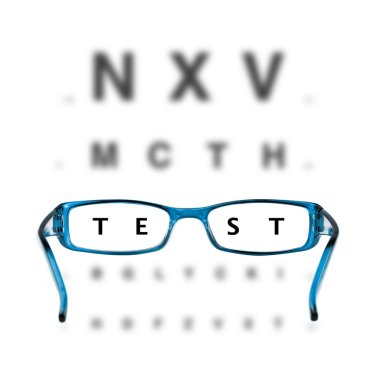 Mavi gözlük ve beyaz zemin üzerine eyechart