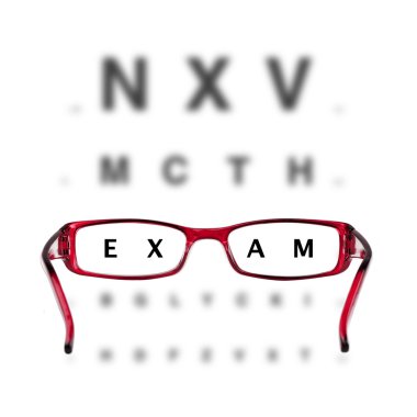 Kırmızı gözlük ve beyaz arka plan üzerinde eyechart
