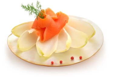 Belçikalı hindiba yapraklarının üzerine somon füme