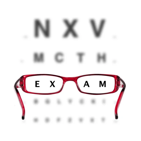 红色眼镜和白色背景上的 eyechart — 图库照片