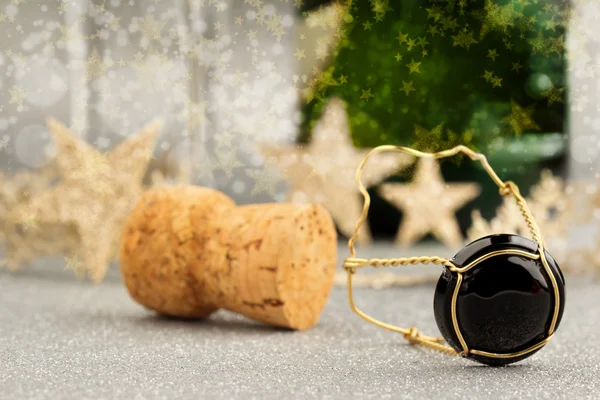 Primer plano de corcho de champán aislado sobre fondo festivo —  Fotos de Stock