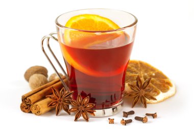 Cam mulled şarap ve baharat beyaz arka plan üzerinde