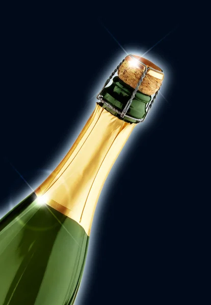 Close up van champagnefles geïsoleerd op zwarte achtergrond — Stockfoto