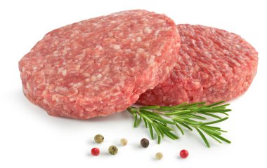 İki ham hamburger, biberiye ve beyaz zemin üzerine biber