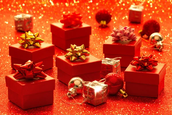 Sterty pudeł prezentowych na tle świecidełka — Zdjęcie stockowe